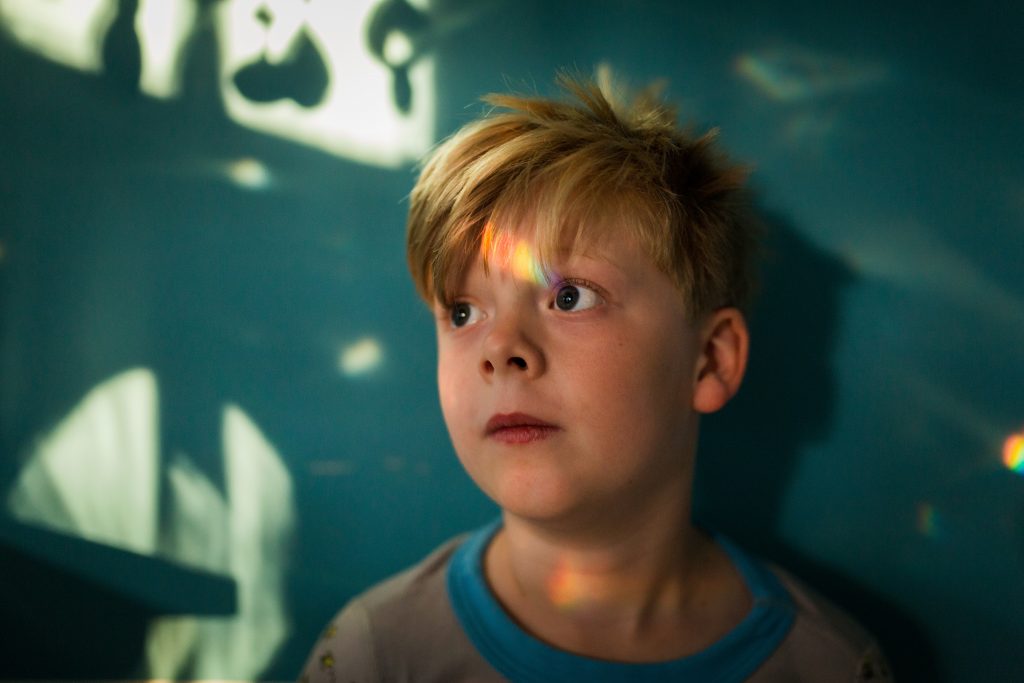 atlanta child photographer photographing a child in rainbow shadows