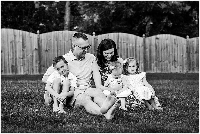 Black and white family portrait of a family of 5.