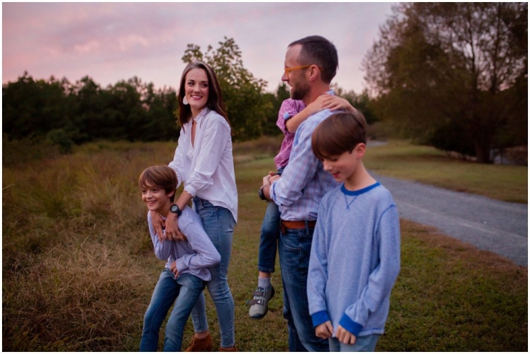 Confused about mini vs full sessions? This simple breakdown helps you choose what’s best for your family photos.